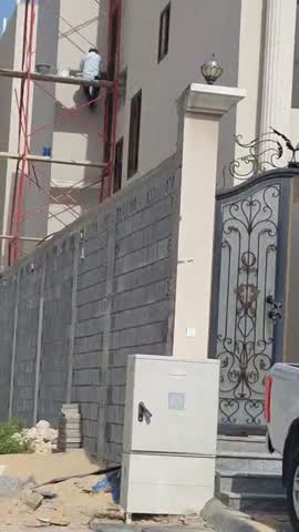 فريق التنفيذ في موقع فيلا — تركيب هيكل خارجي مع التزام كامل بالسلامة.